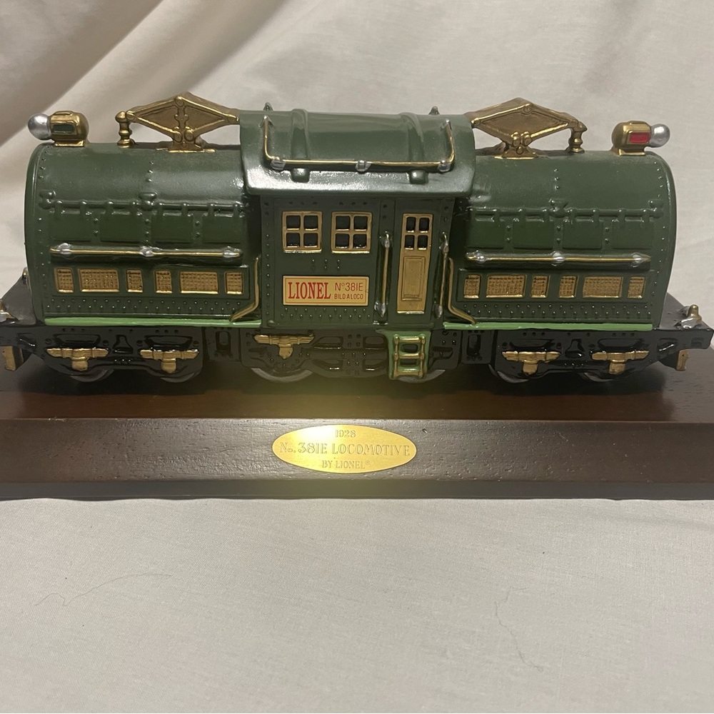 Avon Lionel Classic Train Collection: No 381E Locomotive w/base VTG Without Box